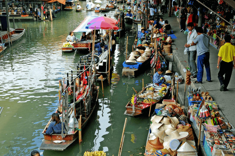 6 Best Floating Markets in Thailand, Feet Do Travel, Damnoen Saduak Floating Market, Bangkok, The Amphawa Floating Market, Bang Nam Phueng Floating Market, Khlong Lat Mayom Floating Market, Taling Chan Floating Market, Four Regions Floating Market Pattaya.