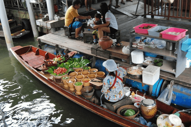 6 Best Floating Markets in Thailand, Feet Do Travel, Damnoen Saduak Floating Market, Bangkok, The Amphawa Floating Market, Bang Nam Phueng Floating Market, Khlong Lat Mayom Floating Market, Taling Chan Floating Market, Four Regions Floating Market Pattaya.